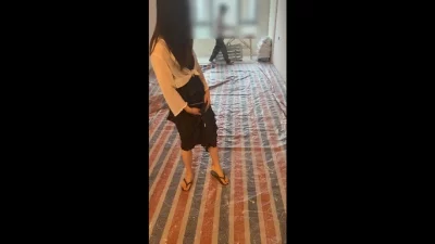 装修工人在现场！！少妇只能换楼梯口野战！