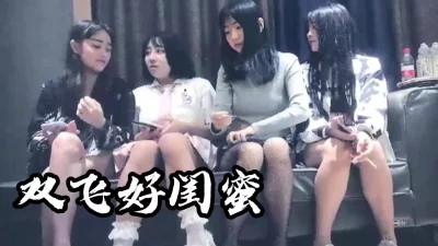 边舔奶子边操逼享受齐人之福！